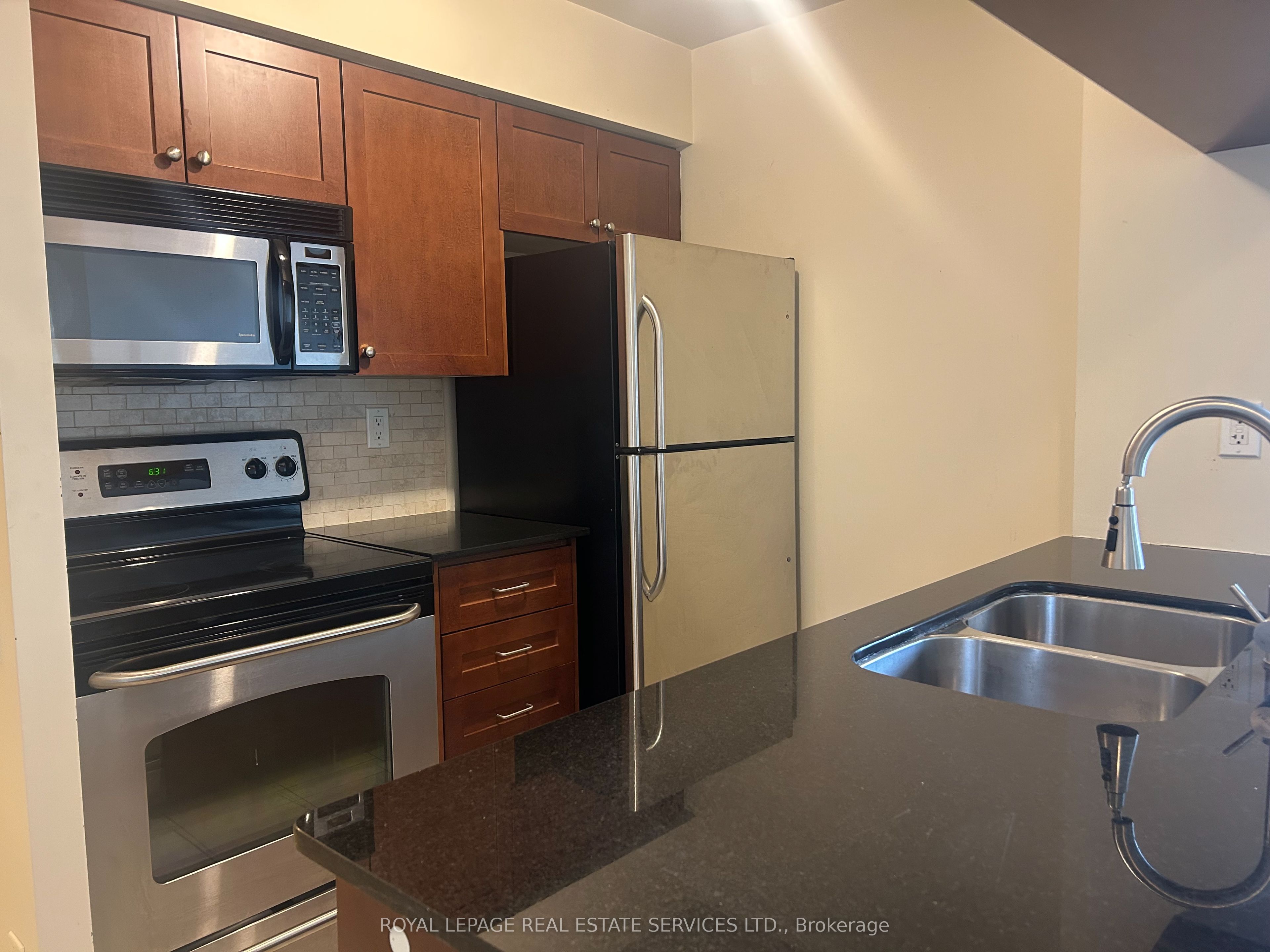 Additional image 4 of 804-60 St Clair Avenue W, Toronto, ON, M4V 1M1