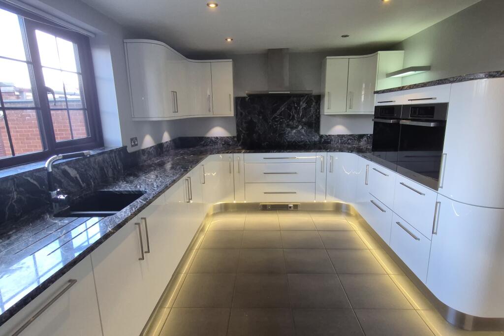 Regis Heath Road, Rowley Regis, B65 photo 2
