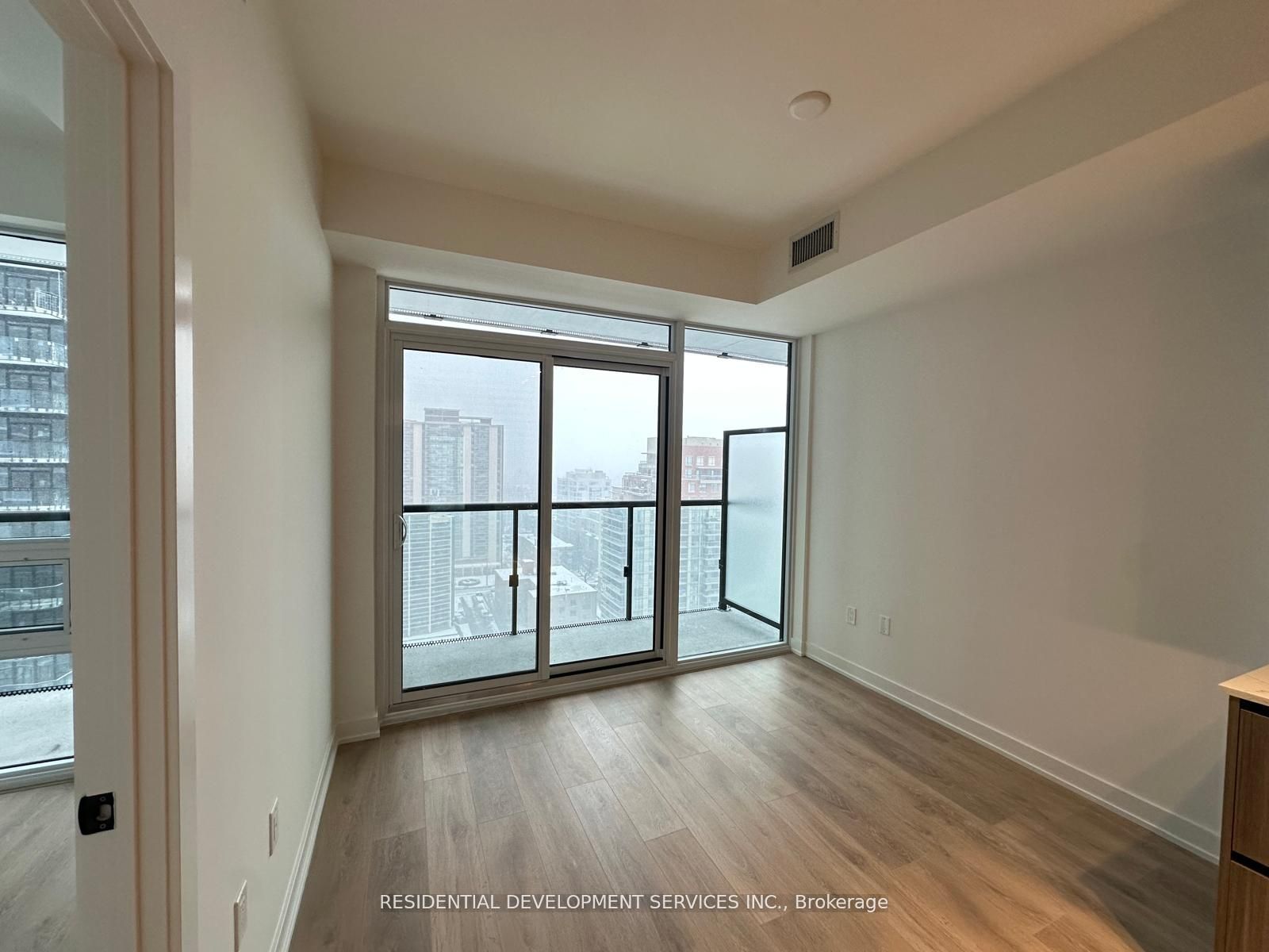 1707N - 117 Broadway Avenue, Toronto photo 2