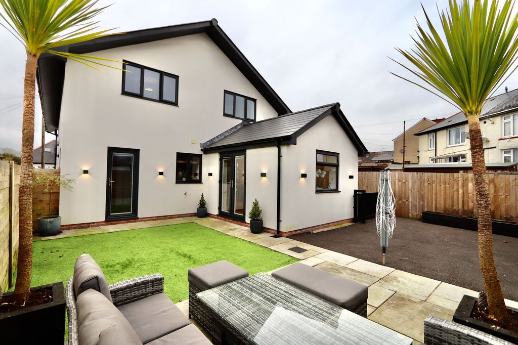 4 bed detached house for saleGwerthonor Lane, Gilfach CF81