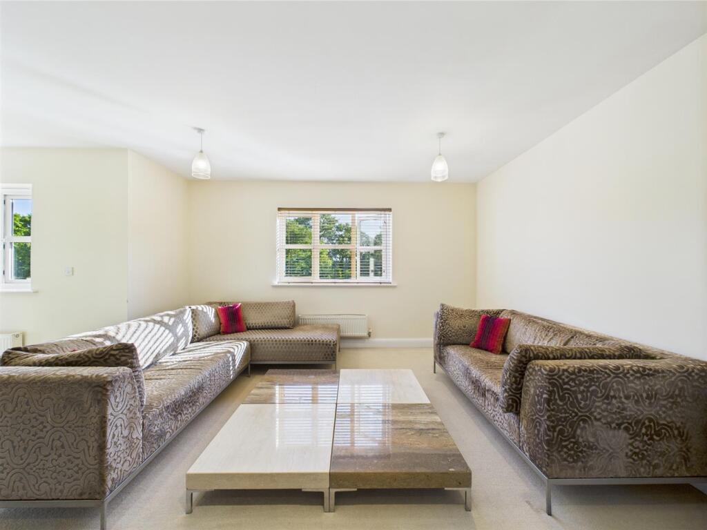 92 Middlewood Close Solihull B91 2UN