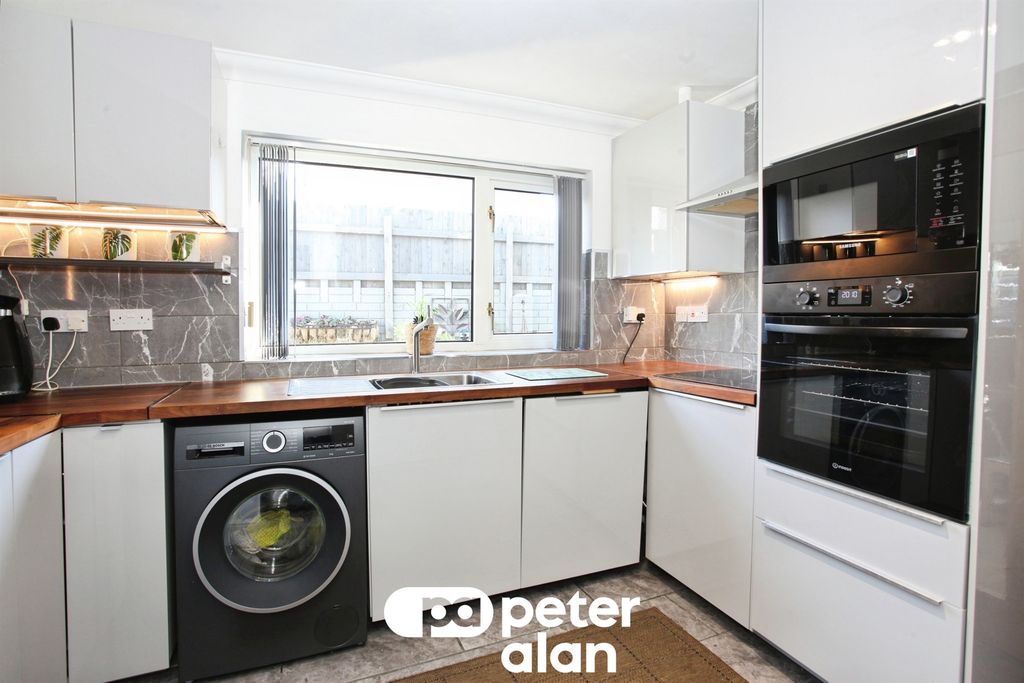 3 bed semi-detached house for saleCentral Avenue, Cefn Fforest, Blackwood NP12