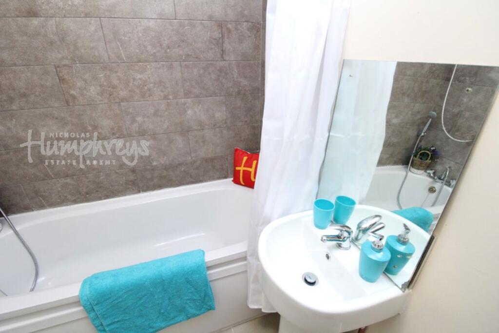 Bodmin Grove, B7 - 8-8 Viewings photo 5
