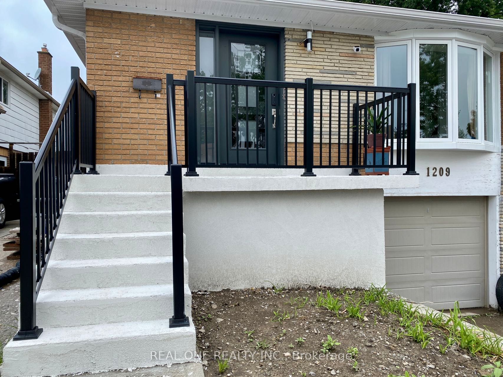 1209 Verhoeven Court, Mississauga, ON, L5C 1N5