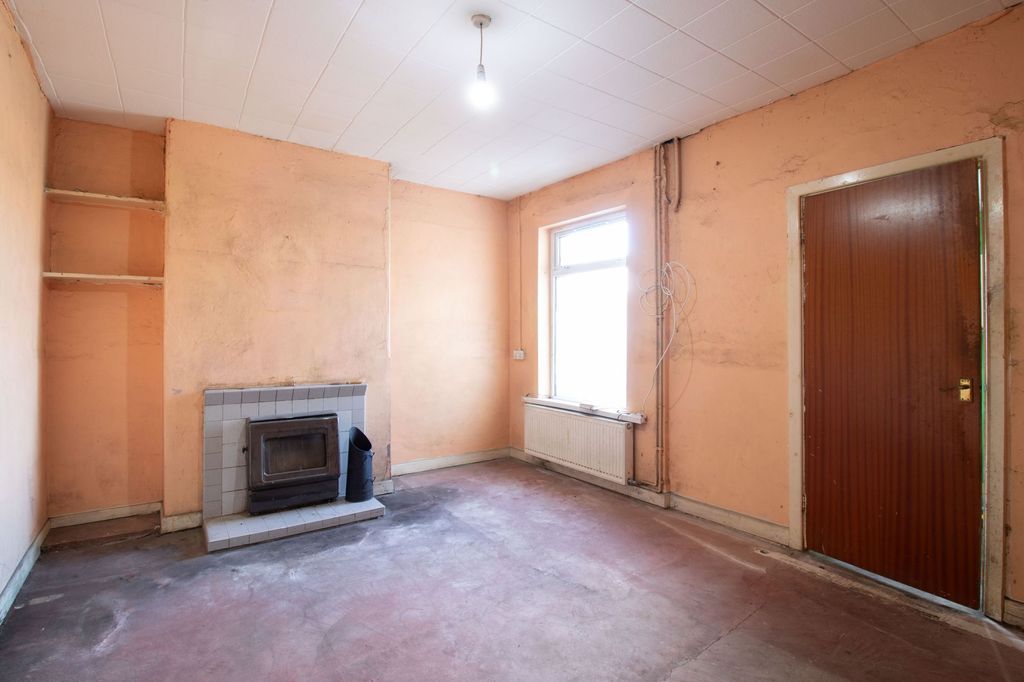 3 bed terraced house for salePritchard Terrace, Fleur De Lis NP12 photo 5