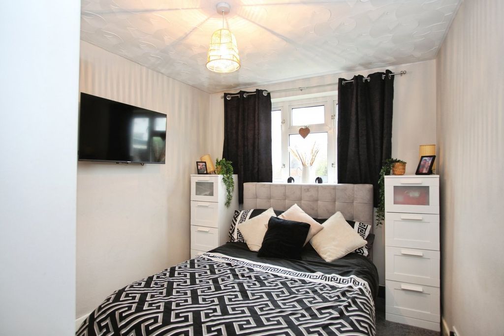 Additional image 11 of 4 bed semi-detached house for salePenybont, Penpedairheol, Hengoed CF82
