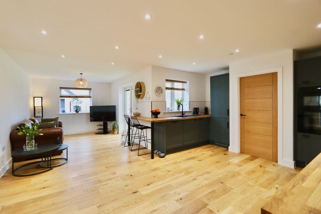 Additional image 4 of 4 bed detached house for saleGwerthonor Lane, Gilfach CF81