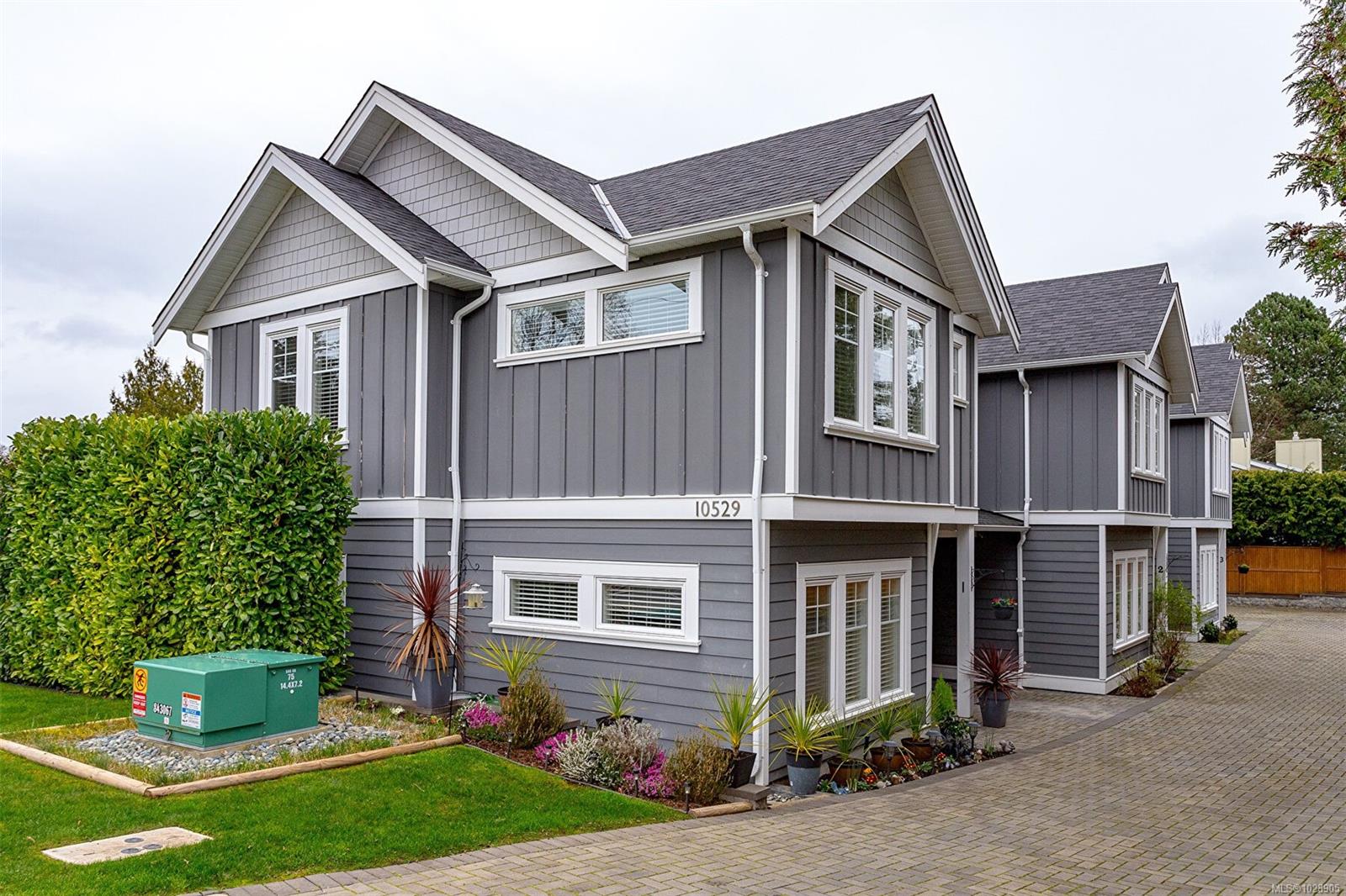 1-10529 Mcdonald Park Road, Sidney, BC, V8L 3J2