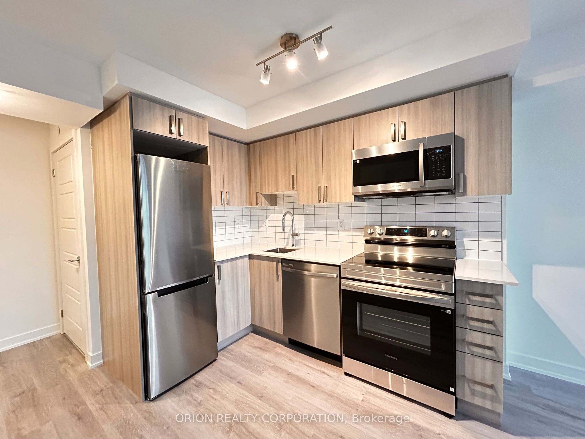 601-1010 Sandy Beach Road, Pickering, ON, L1W 0C7 photo 4