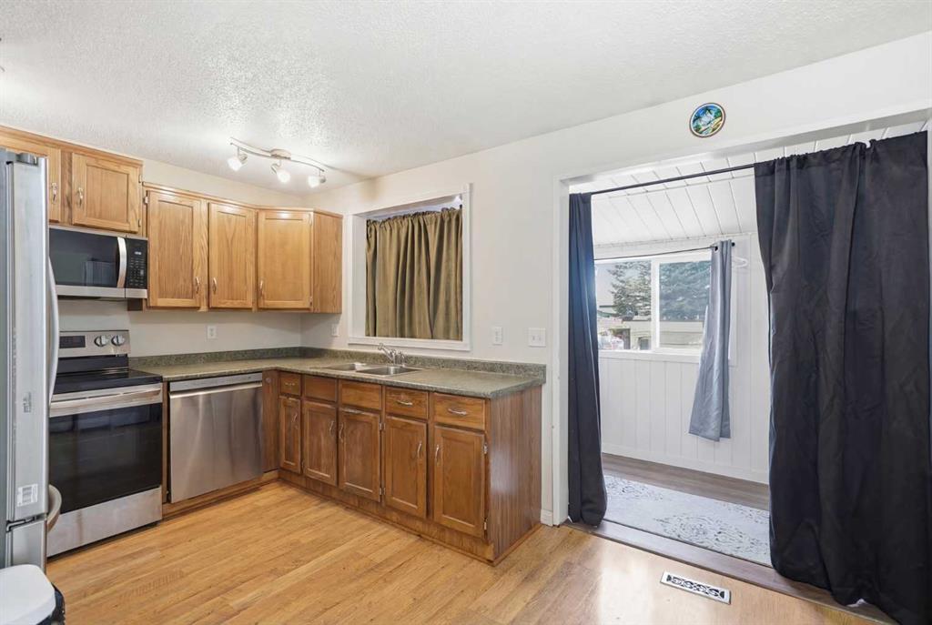 Additional image 6 of 95 Summerwood Road, Airdrie, AB, T4B 1X1
