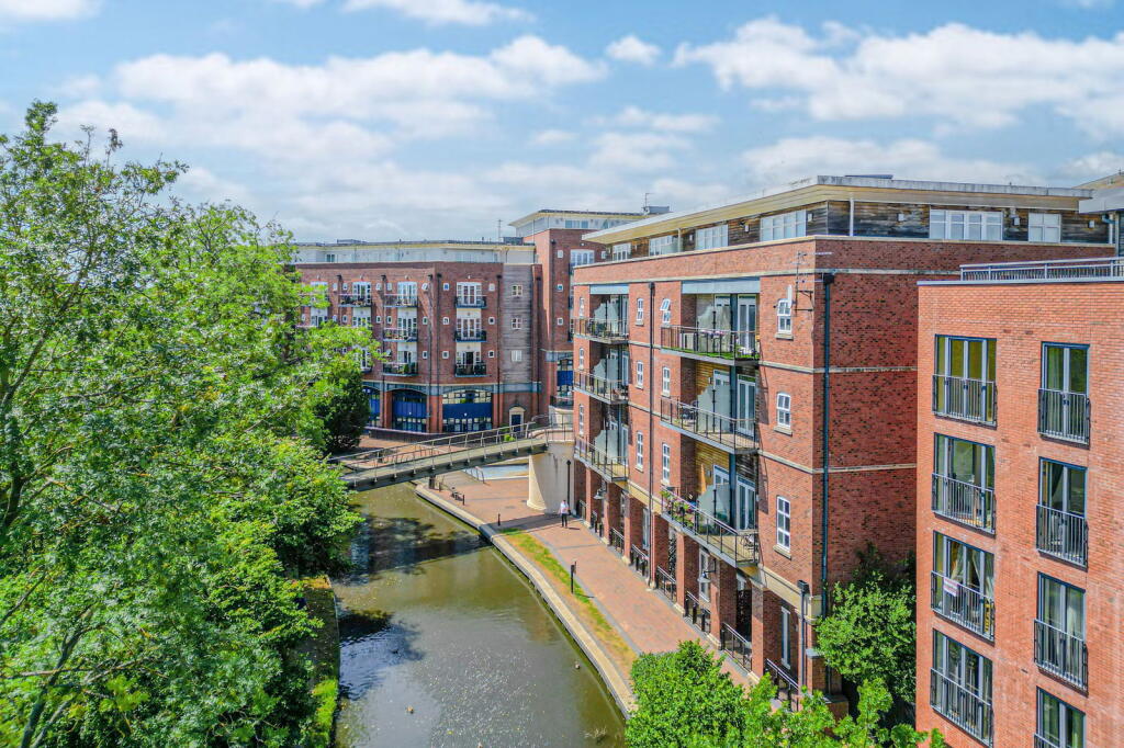 Waters Edge, Dickens Heath, Solihull, B90 1UE