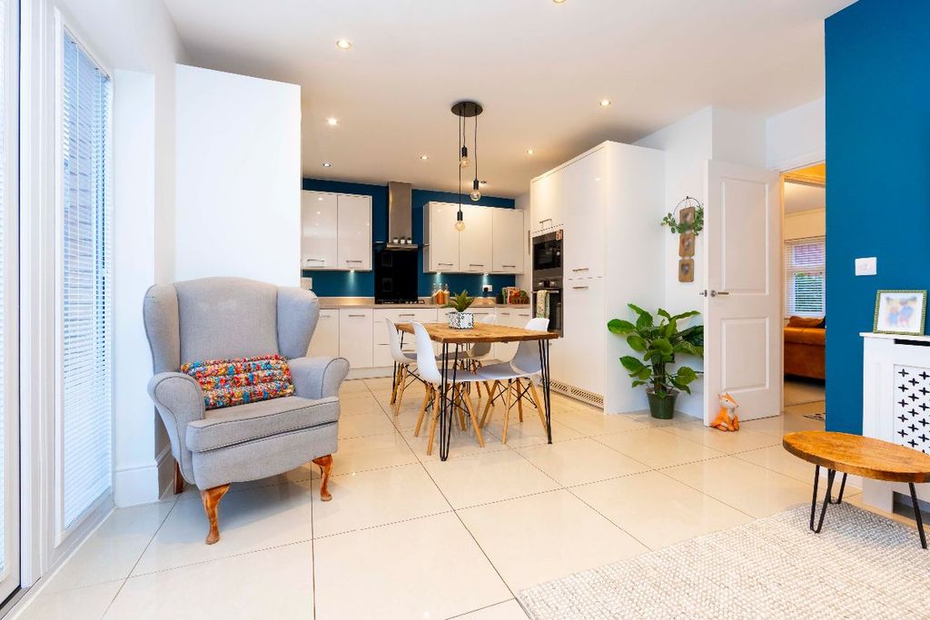 4 bed detached house for saleFoxglove Close, Trelewis, Treharris CF46