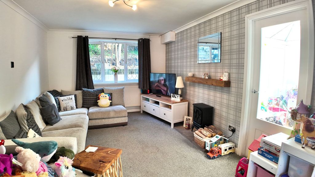 3 bed semi-detached house for saleCommercial Road, Ynysddu NP11 photo 2
