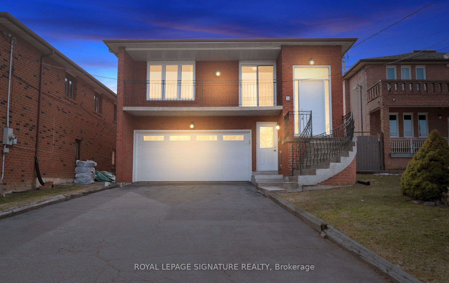 5 Acacia Avenue, Toronto, ON, M9M 1H6
