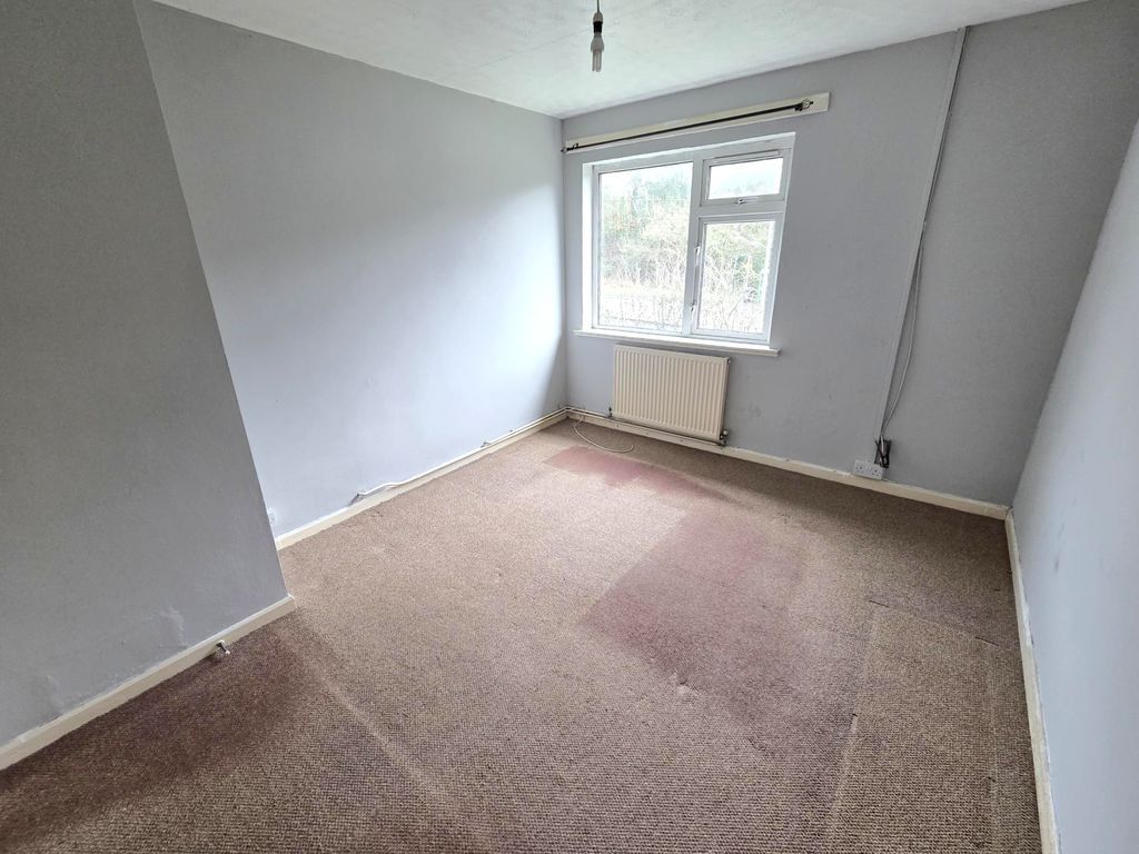 1 bed flat for saleGraig View, Cardiff CF15 photo 2
