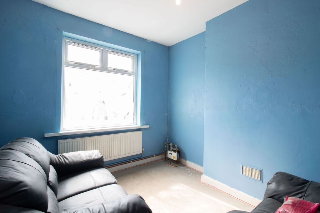 3 bed terraced house for salePritchard Terrace, Fleur De Lis NP12 photo 3