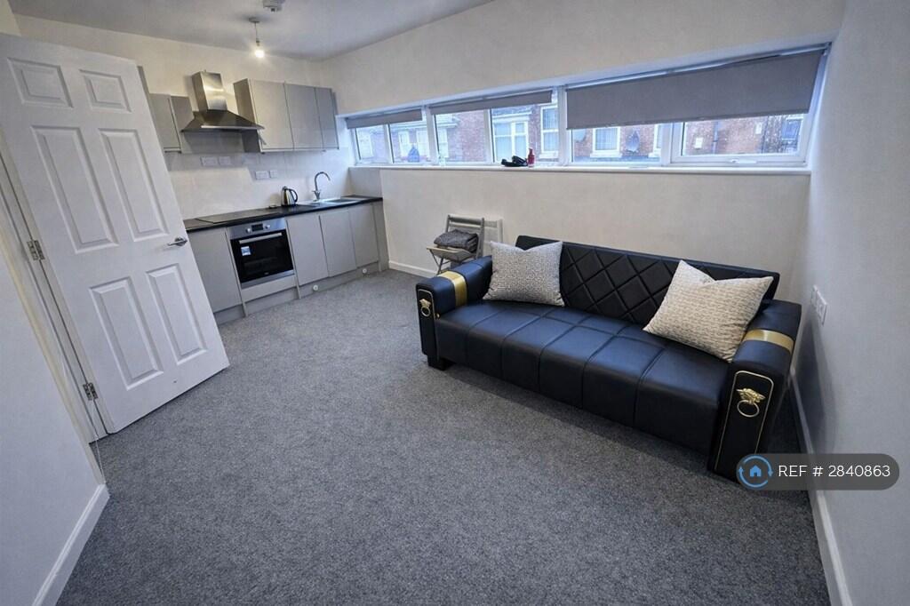 Hampton Court, Cradley Heath Birmingham, B64 photo 2