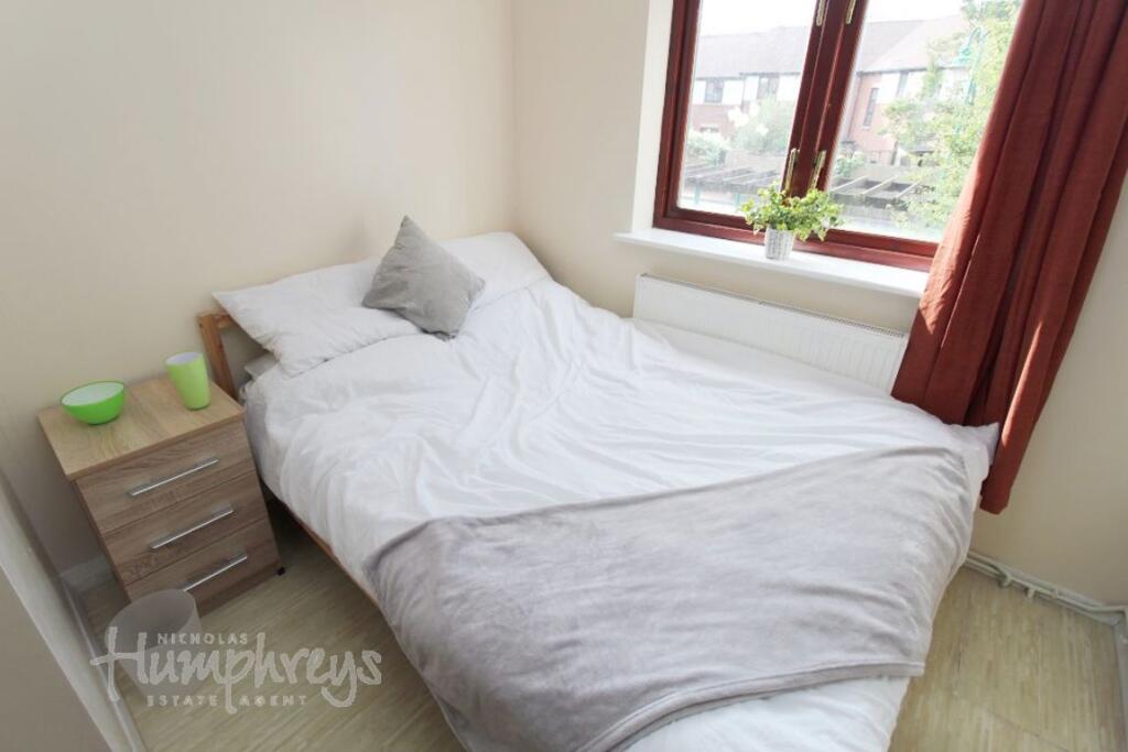 Bodmin Grove, B7 - 8-8 Viewings photo 3