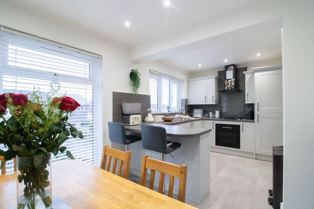 3 bed semi-detached house for saleAvon Close, Pontllanfraith NP12