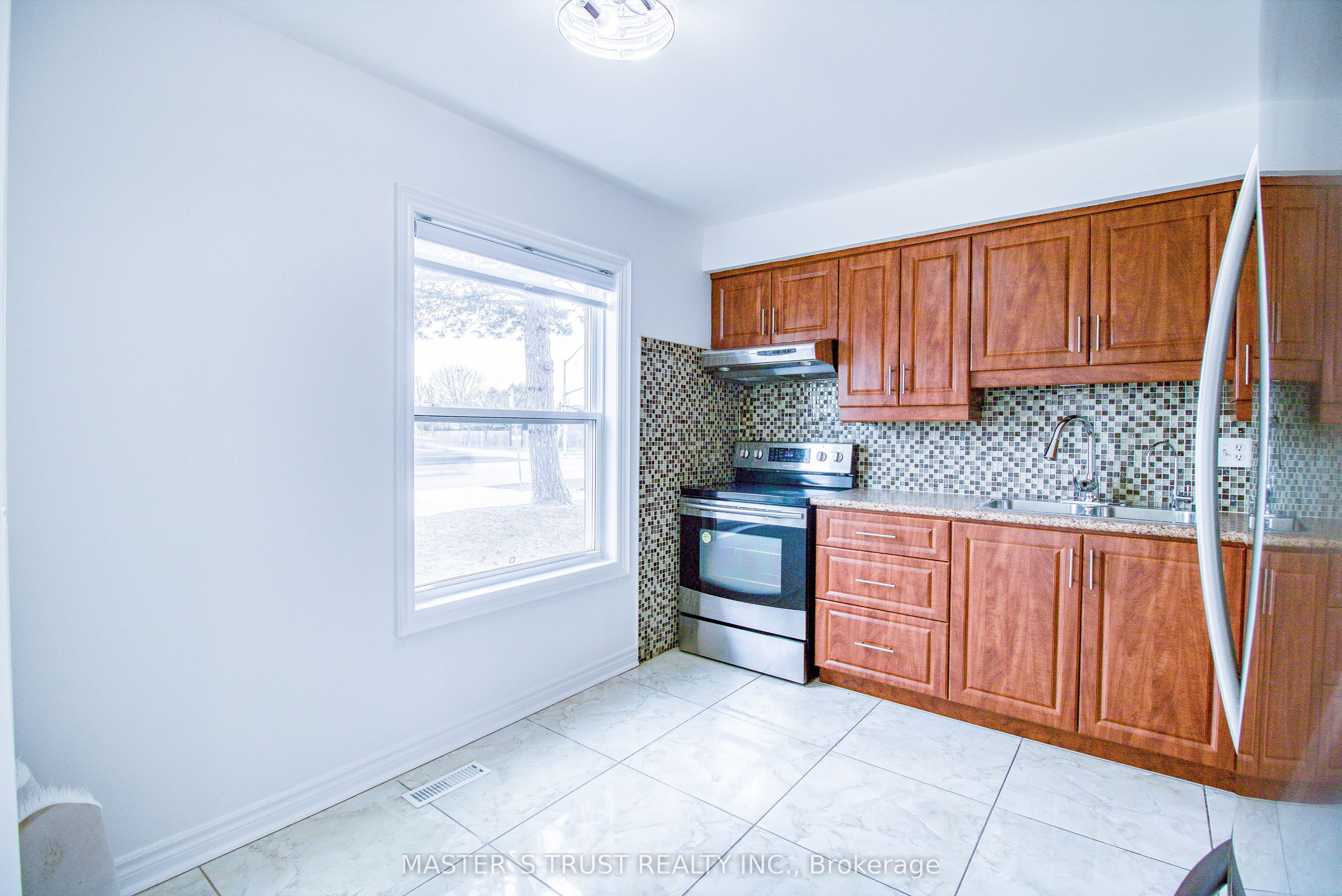 Additional image 4 of 1-900 Central Park Drive, Brampton, ON, L6S 3J6