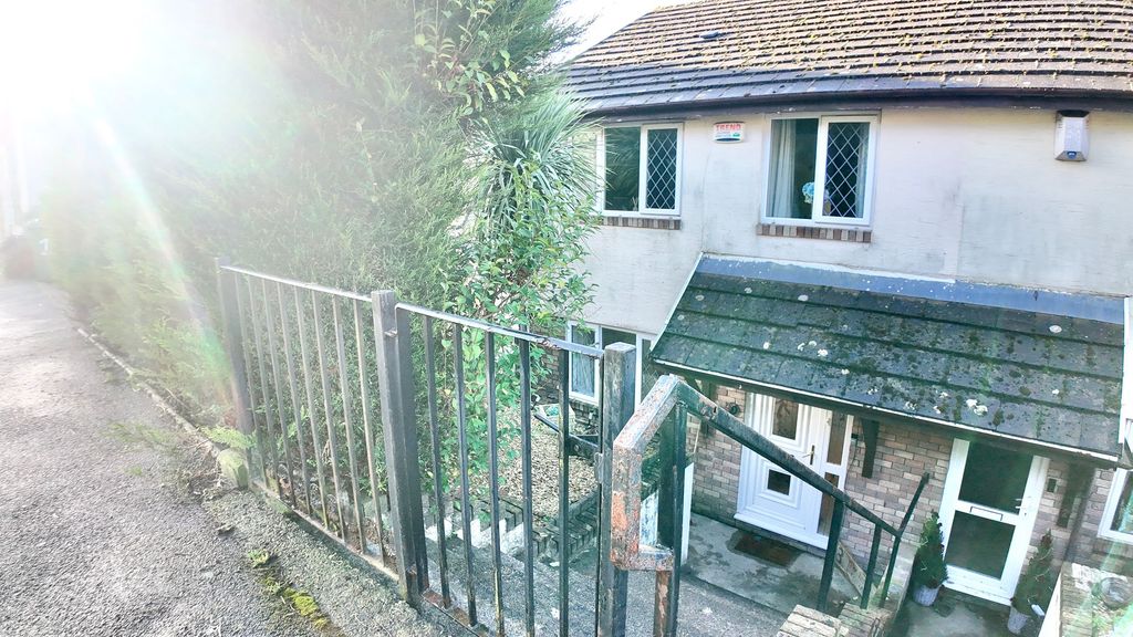 3 bed semi-detached house for saleCommercial Road, Ynysddu NP11 photo 4