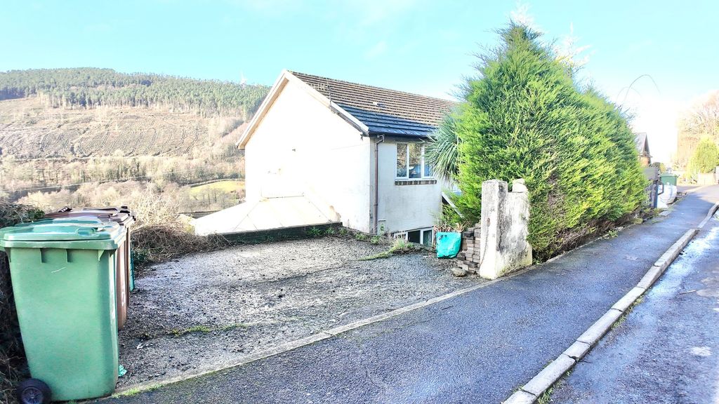 3 bed semi-detached house for saleCommercial Road, Ynysddu NP11 photo 3