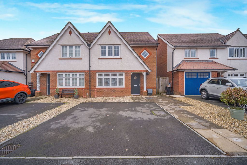 3 bed semi-detached house for saleIvy Close, Trelewis, Treharris CF46