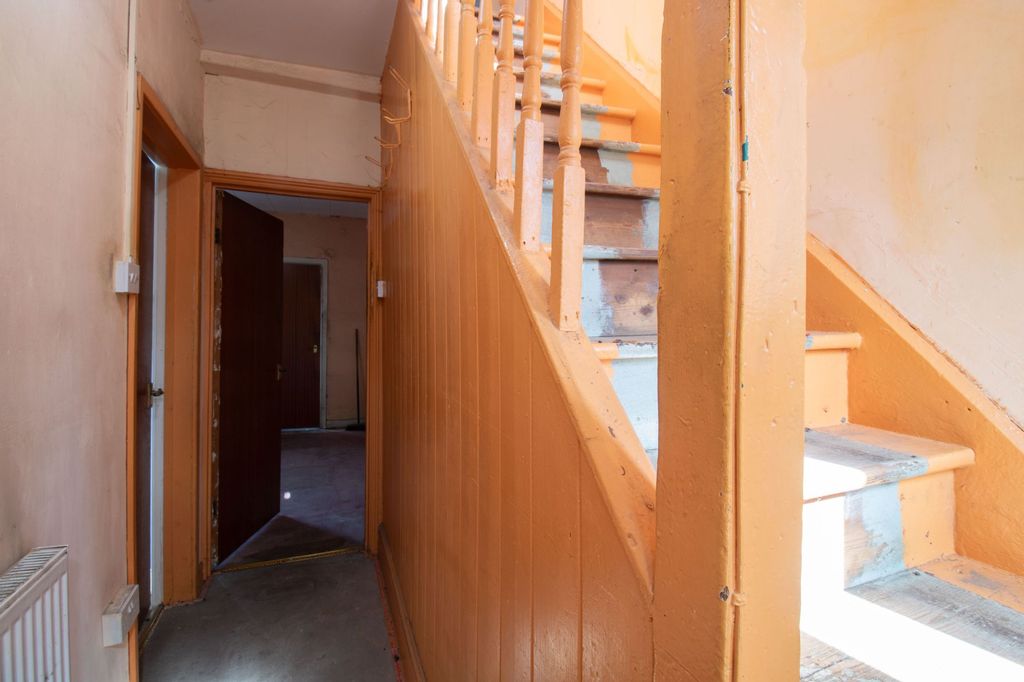 3 bed terraced house for salePritchard Terrace, Fleur De Lis NP12 photo 2