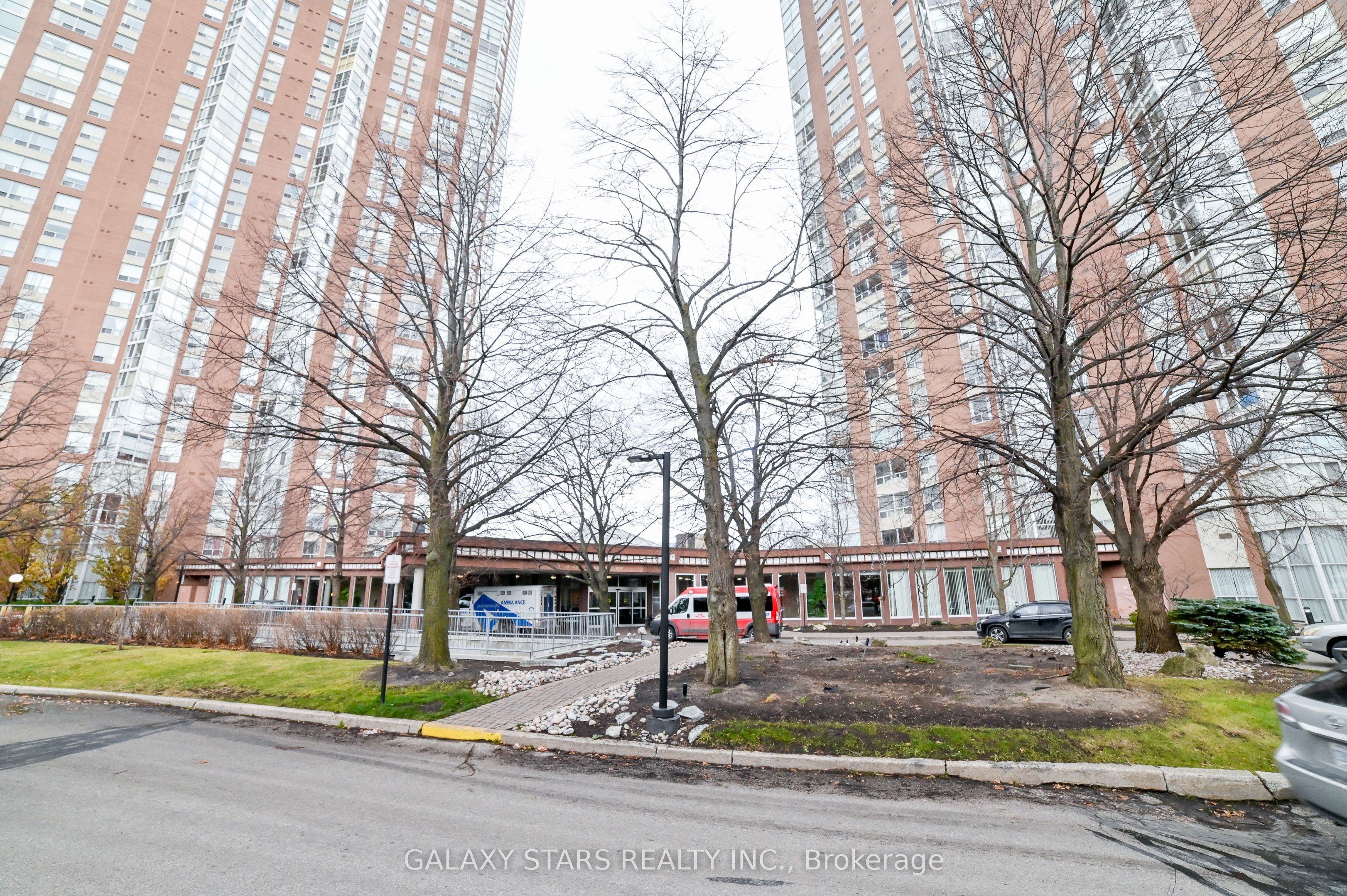 807-5 Concorde Place, Toronto, ON, M3C 3M8