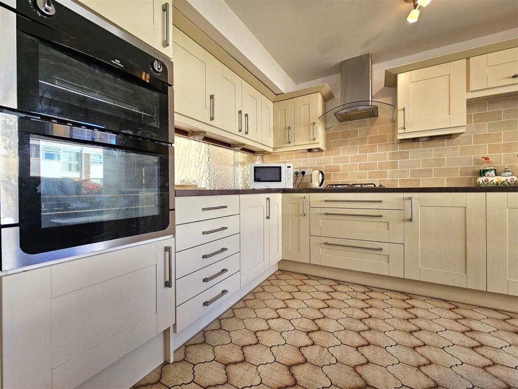 Pine Close, Solihull photo 3