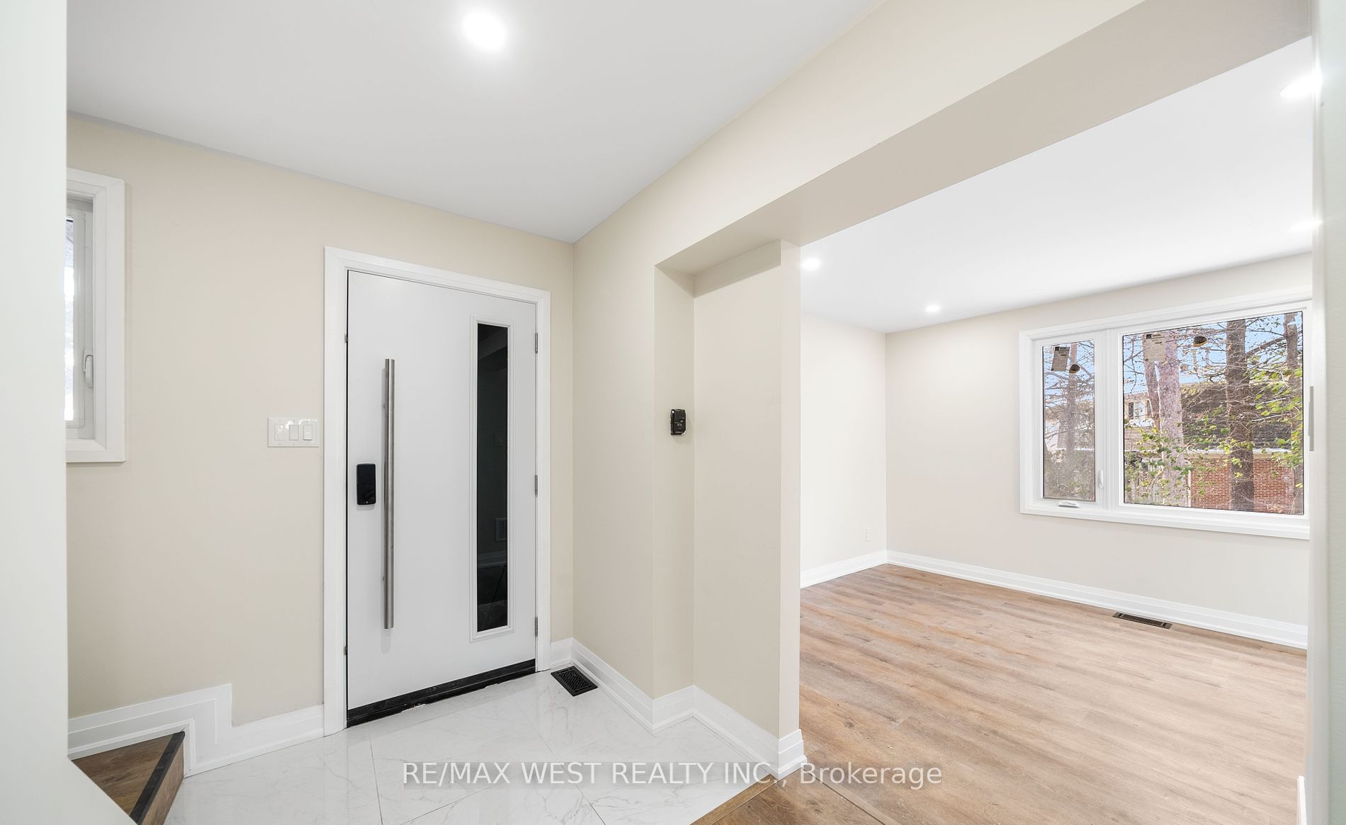 Additional image 3 of Main-36 Wilson Court, Barrie, ON, L4N 5K8