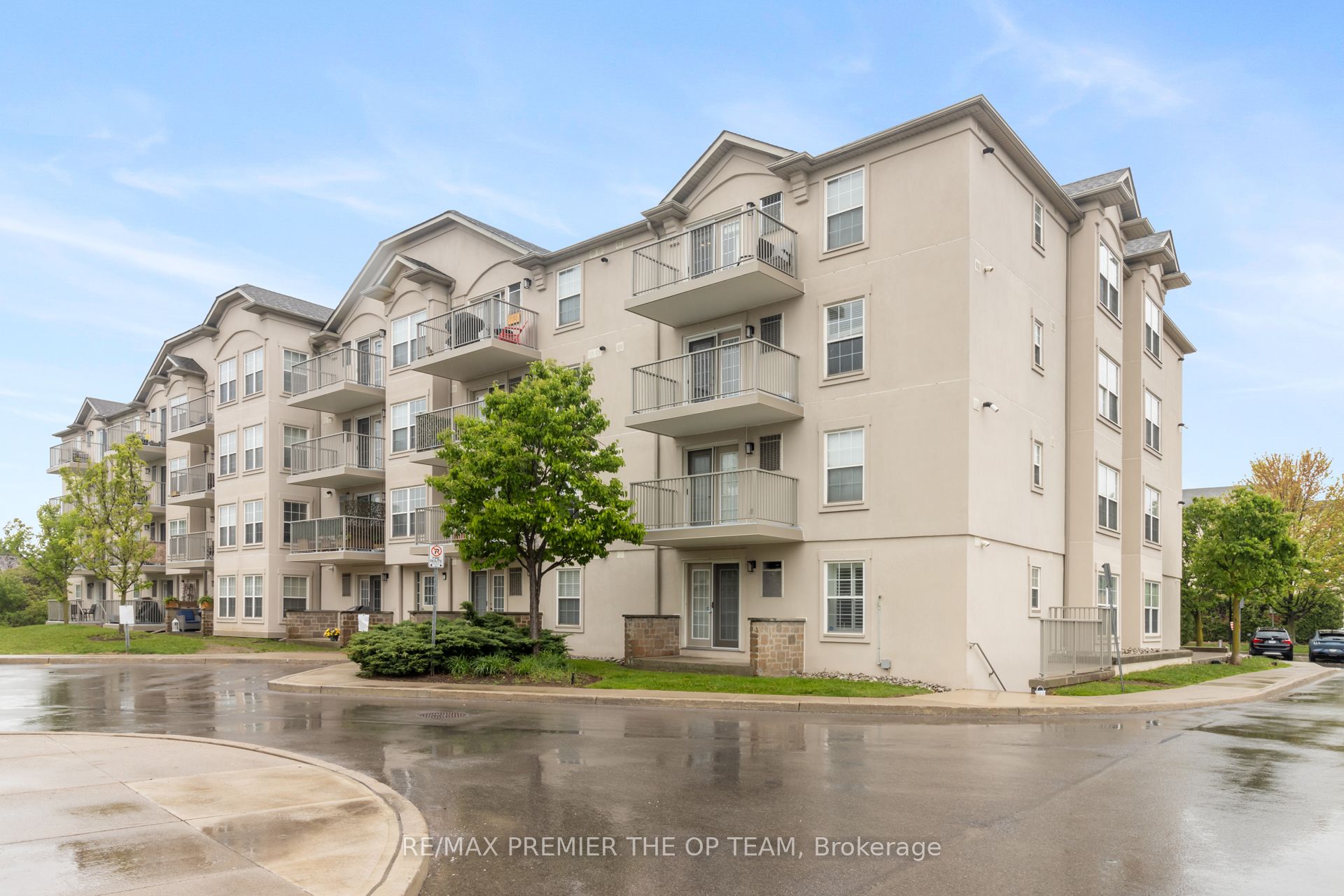 404-1440 Bishops Gate, Oakville, ON, L6M 4M9