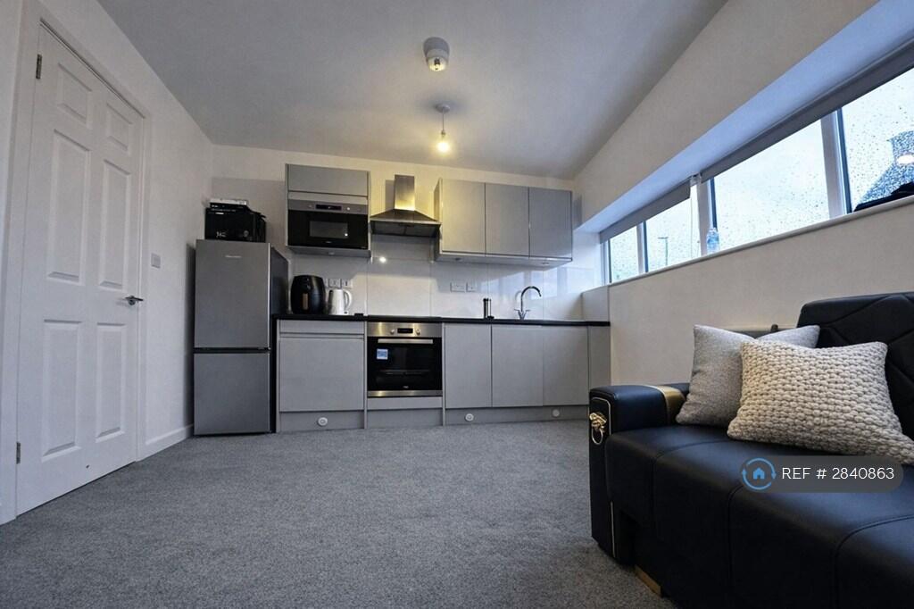 Hampton Court, Cradley Heath Birmingham, B64 photo 3