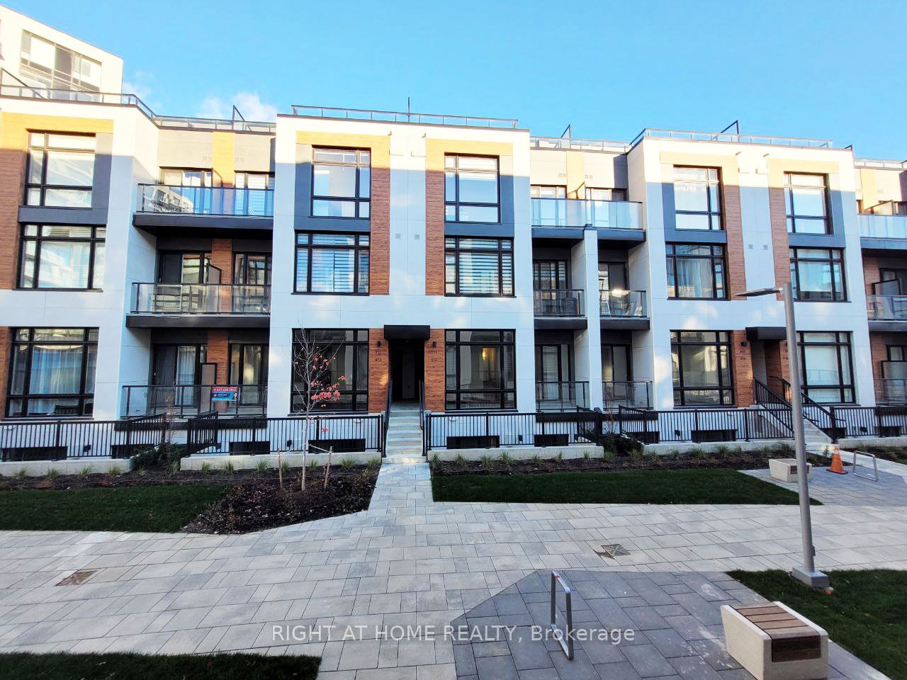 911-2 Steckley House Lane, Richmond Hill, ON, L4S 0N4