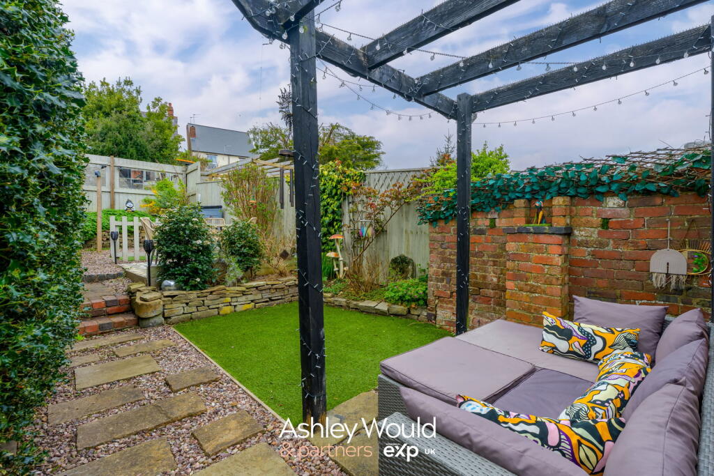 Laurel Lane, Halesowen, B63 3DA photo 2