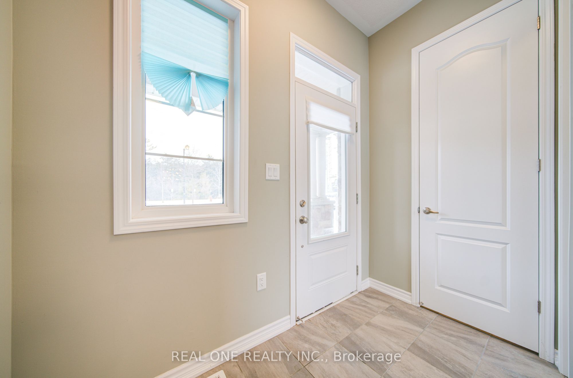 396 Thomas Phillips Drive, Aurora, ON, L4G 0T2 photo 3