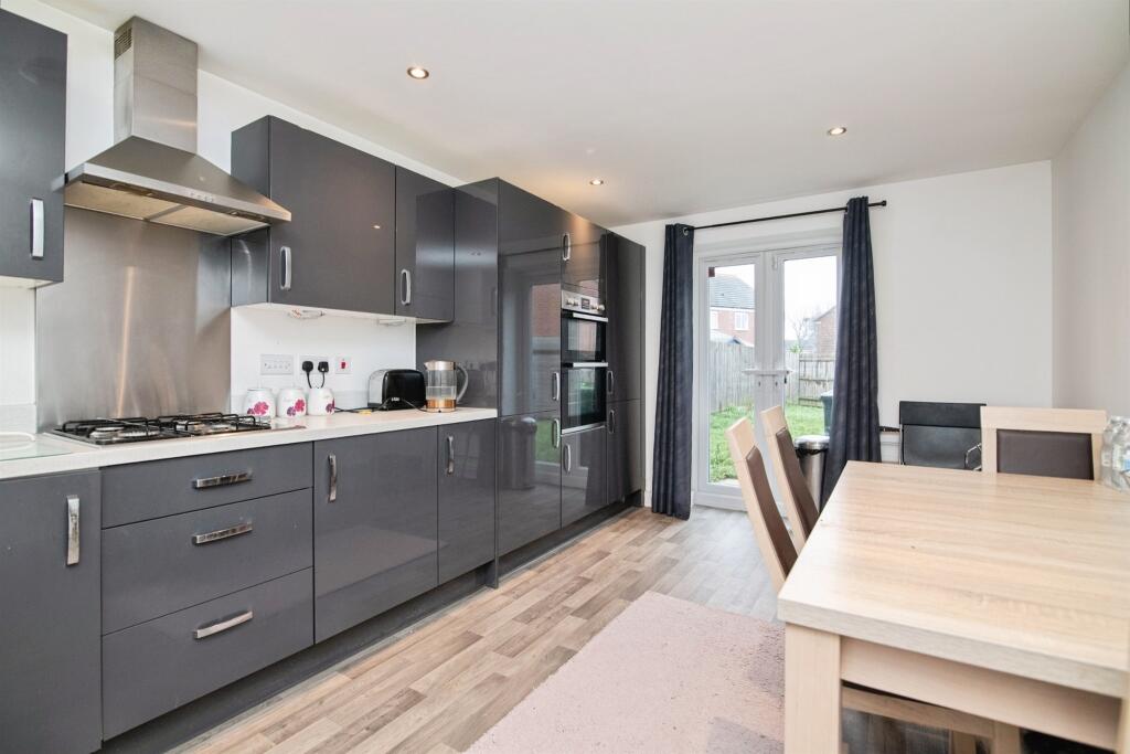 Laura Roberts Close, West Bromwich photo 2