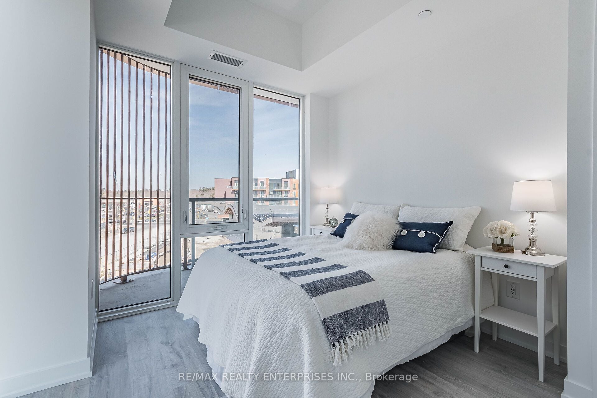 422-220 Missinnihe Way, Mississauga, ON, L5H 0A9