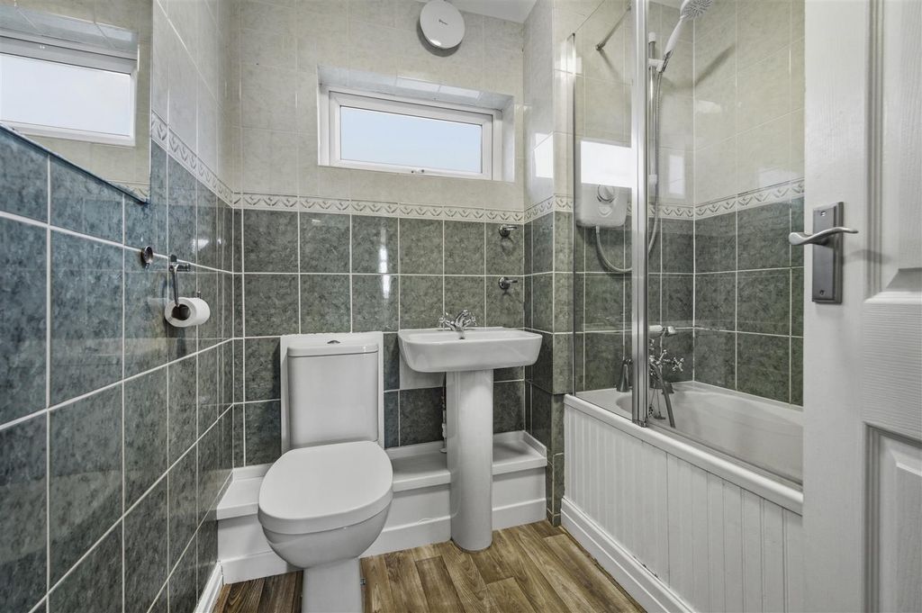 2 bed flat for saleLisvane Road, Llanishen, Cardiff CF14 photo 4