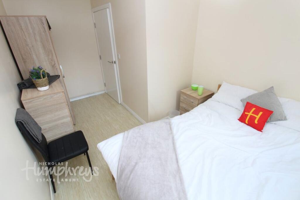 Bodmin Grove, B7 - 8-8 Viewings photo 4