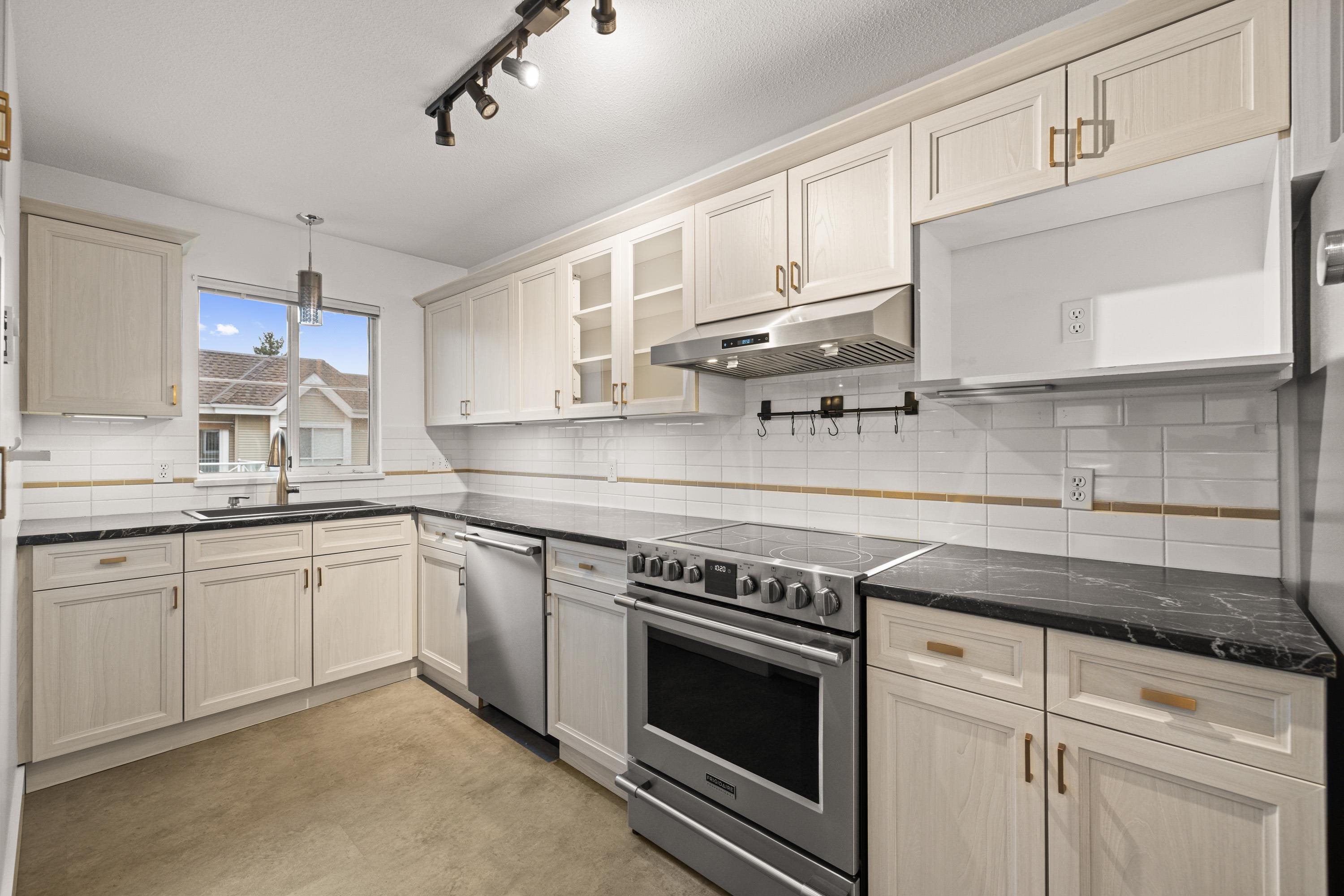 302-5556 201a Street, Langley, BC, V3A 8K5