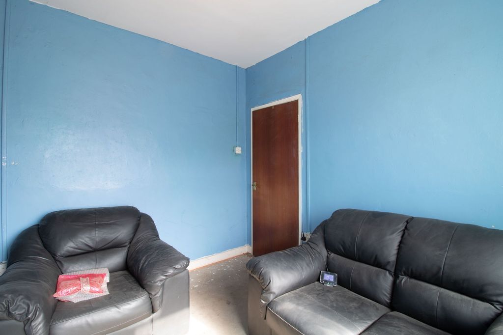 3 bed terraced house for salePritchard Terrace, Fleur De Lis NP12 photo 4