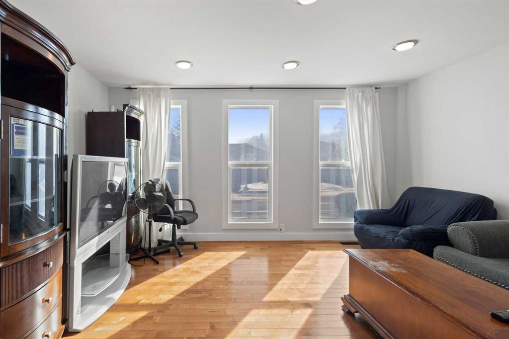 Additional image 4 of 208 Woodpark Place SW, Calgary, AB, T2M 2S5
