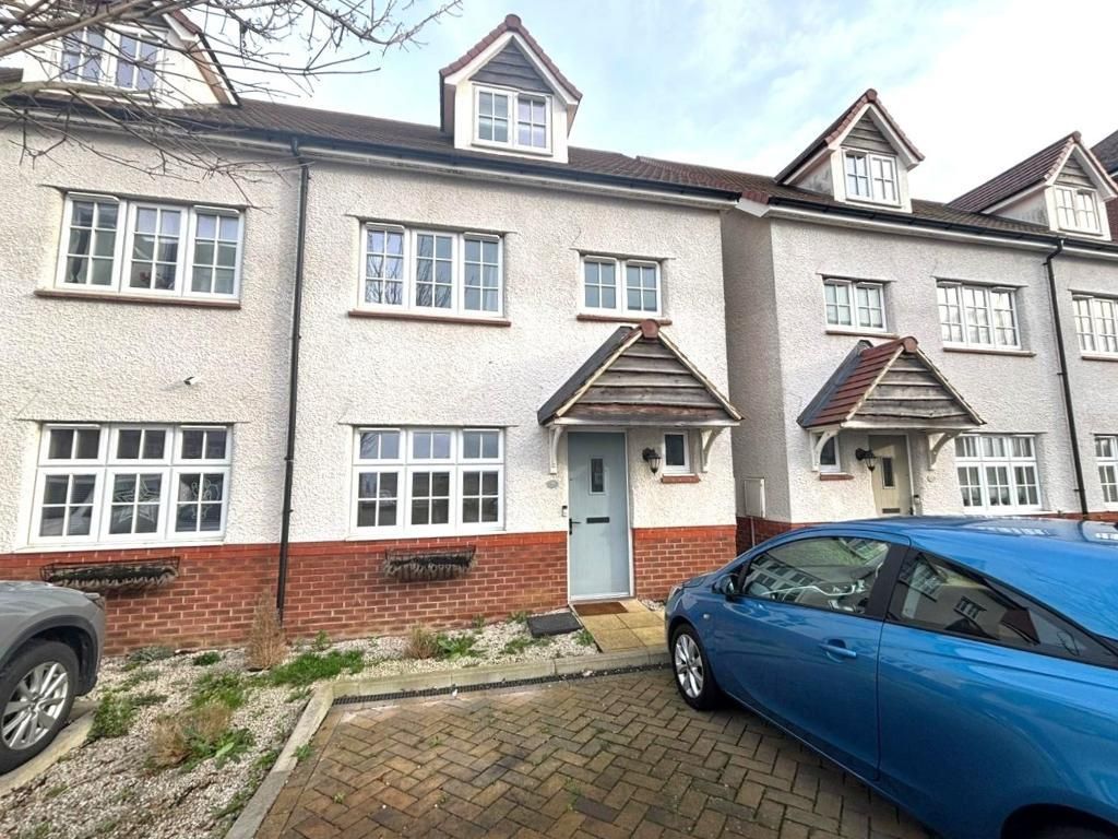4 bed semi-detached house for saleArmstrong Road, Vauxhall Park, Luton, Bedfordshire LU2