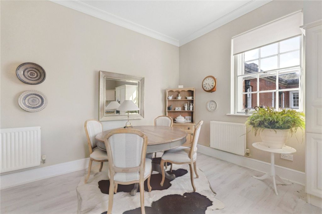 2 bed flat for salePeninsula Square, Winchester, Hampshire SO23 photo 4