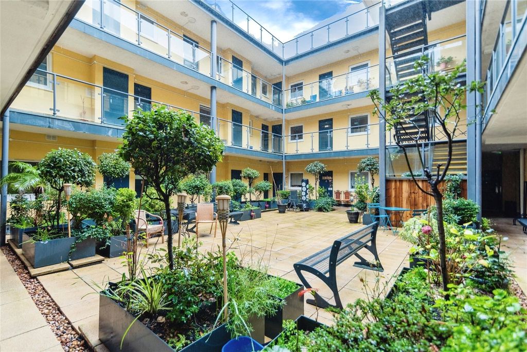 2 bed flat for saleOcean Buildings, Bute Crescent, Cardiff CF10