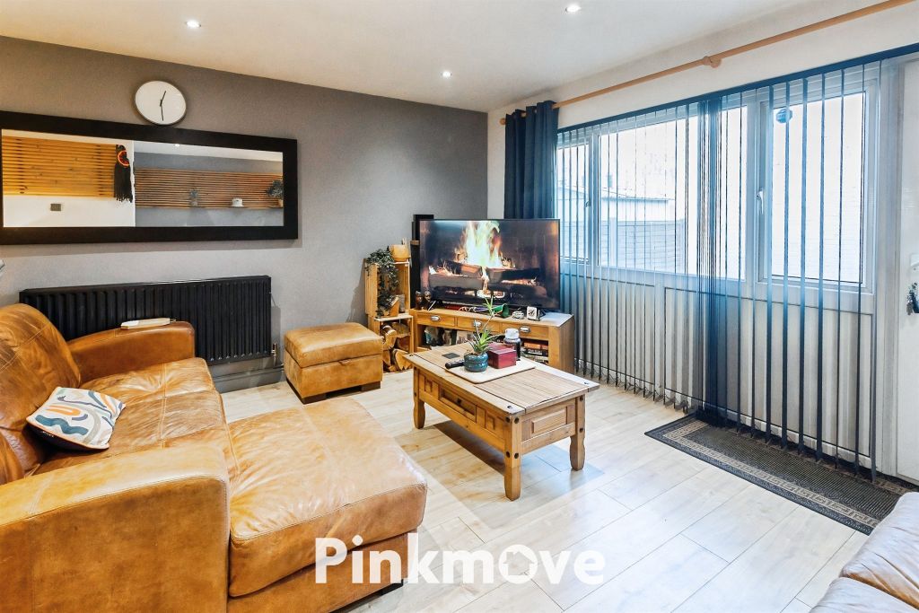 3 bed semi-detached house for saleBryn Bevan, Newport NP20