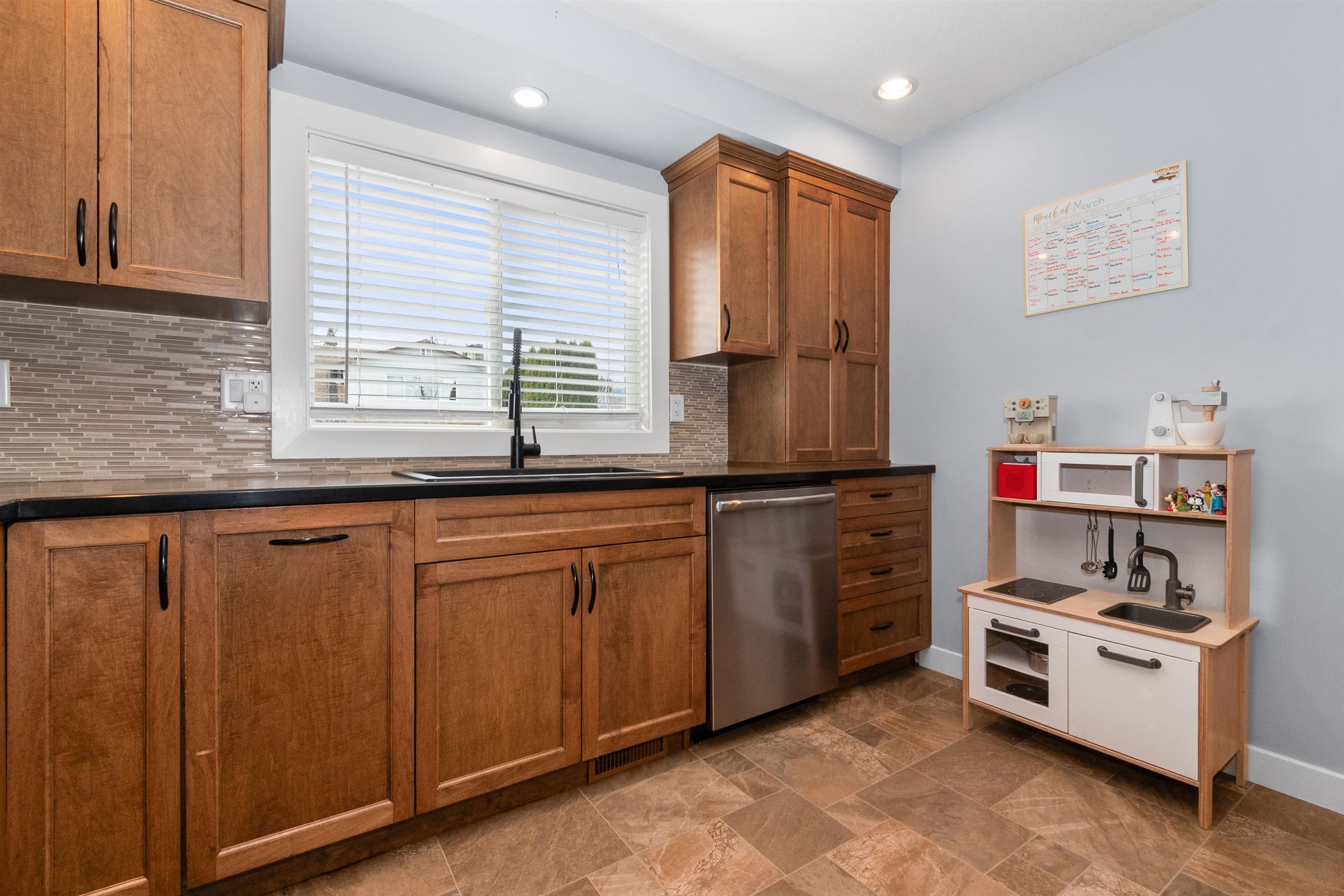 9728 Heather Street, Chilliwack, BC, V2P 5M6 photo 2
