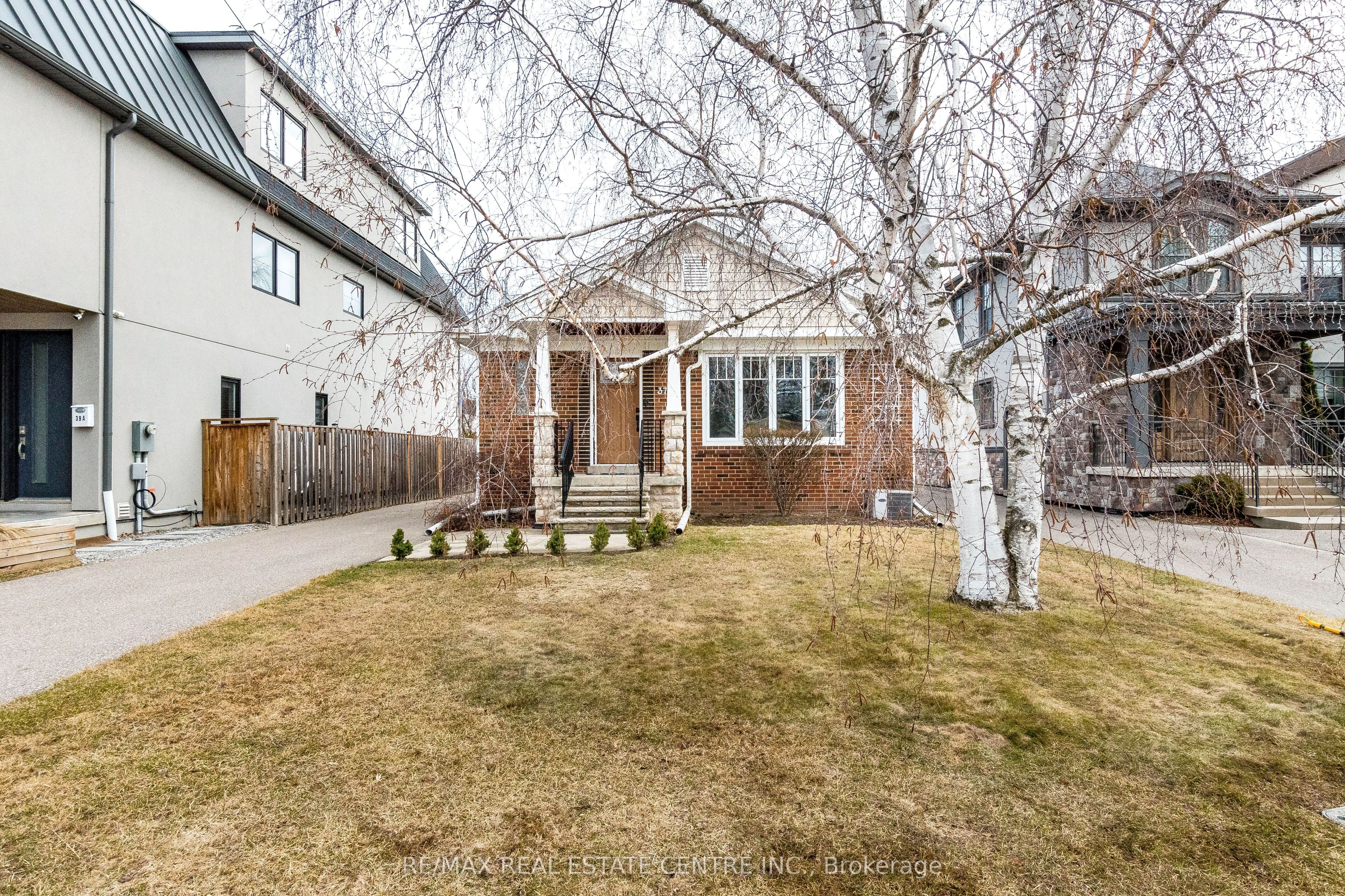 37 Maple Avenue N, Mississauga, ON, L5H 2S1