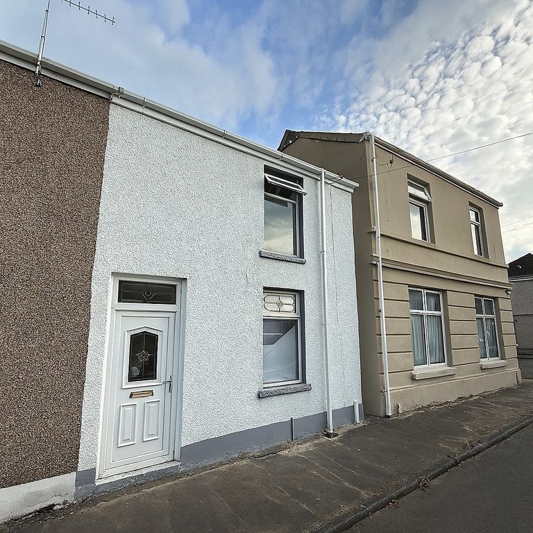 2 bed terraced house to rentBriton Ferry SA11